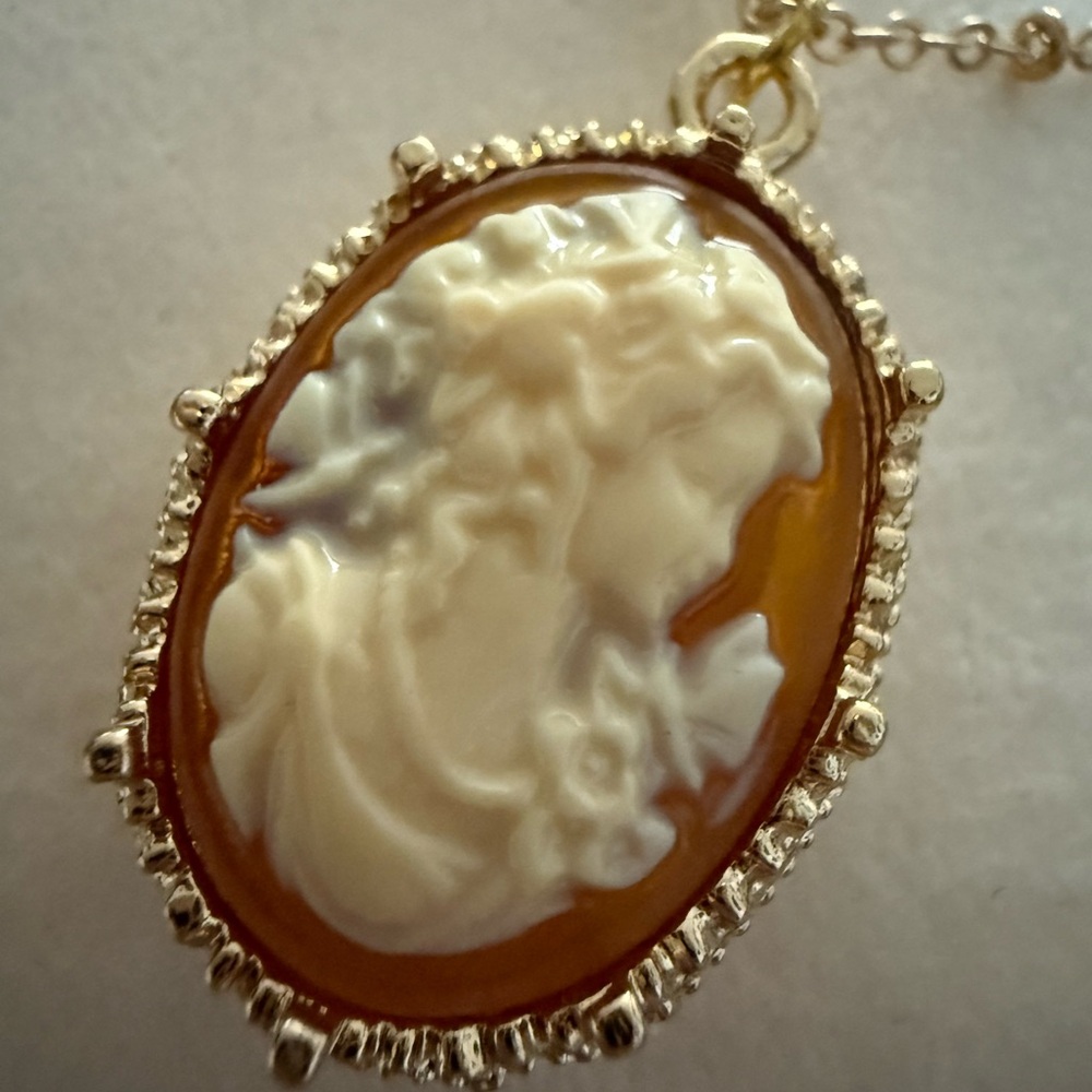 Elegant Gold  plated and Cream Cameo Pendant Necklace - Picture 2 of 4